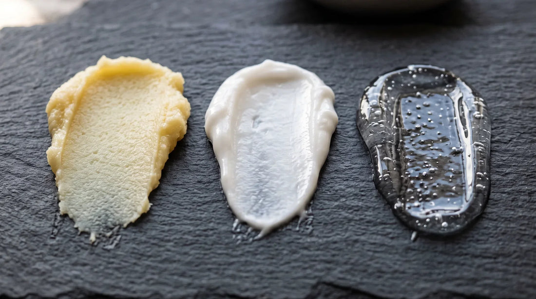 Salbe, Creme und Gel als drei Striche nebeneinander auf dunklem Schiefer