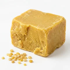Block aus gelbem Bienenwachs mit Wachsperlen